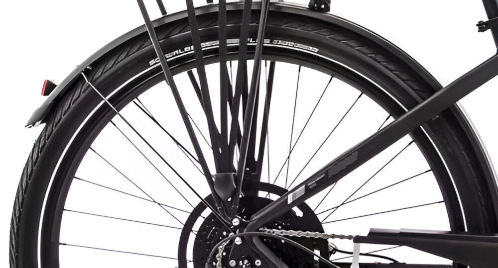 Rower elektryczny ROMET E-Modeco URB 2.0 U17 28 cali Czarno-granatowy zbliżenie na tylne koło i błotnik błotniki chronią odzież przed zabrudzeniami i wodą osłona łańcucha zabezpiecza napęd przed zanieczyszczeniami zapobiega wkręceniu się ubrania