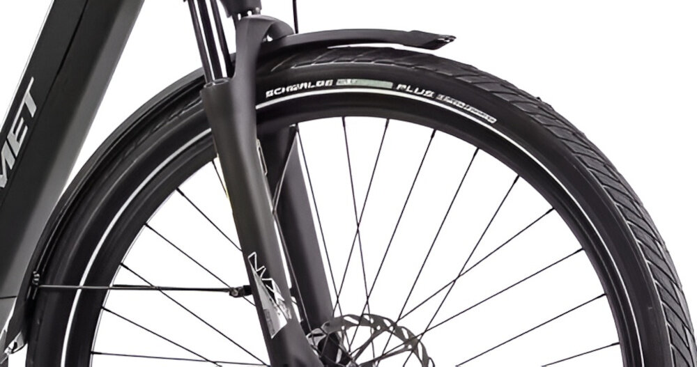 Rower elektryczny ROMET E-Modeco URB 2.0 U17 28 cali Czarno-granatowy zbliżenie na przednie koło rozmiar koła 28 cali  łatwo jest pokonać różne przeszkody szerokie opony marki SCHWALBE dwukomorowe obręcze wykonane z aluminium stabilne trzymanie opony regularne sprawdzanie ciśnienia powietrza wartość na bocznej części opony