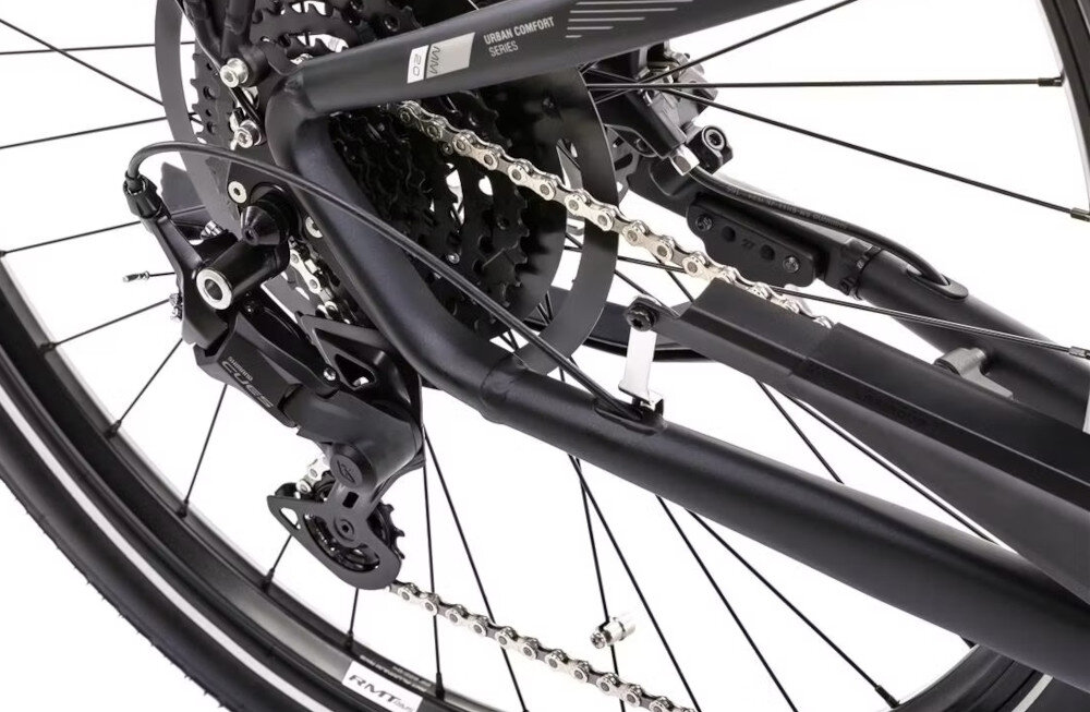 Rower elektryczny ROMET E-Modeco URB 2.0 U17 28 cali Czarno-granatowy zbliżenie na przerzutkę manetki SHIMANO typu SL-M315-8R 8 biegów tylna przerzutka SHIMANO CUES niewiarygodnie płynna i szybka zmiana przełożeń wytrzymałość