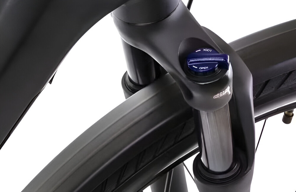 Rower elektryczny ROMET E-Modeco URB 2.0 U17 28 cali Czarno-granatowy zbliżenie na amortyzator widok z góry przedni amortyzator SR Suntour NVX32-Boost-NLO-DS o skoku 80 mm tłumi nierówności konstrukcja tapered poprawia sztywność oraz precyzję prowadzenia budowa typu hardtail energia pedałowania nie jest tracona na tylne zawieszenie zwiększa efektywność jazdy