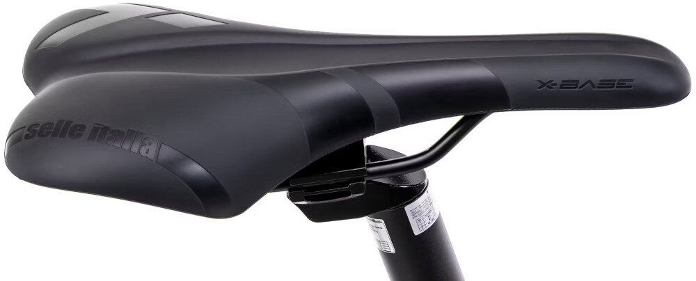 Rower elektryczny ROMET E-Rambler 1.0 U18 29 cali Pomarańczowo-grafitowy zbliżenie na siodełko białe tło siodełko ROMET typu MTB wygodna wyprostowana pozycja odpowiednie wypełnienie redukuje nacisk na newralgiczne punkty aluminiowa sztyca o wymiarach 350 x 30,9 mm