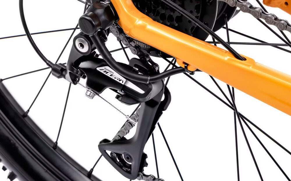 Rower elektryczny ROMET E-Rambler 1.0 U18 29 cali Pomarańczowo-grafitowy zbliżenie na przerzutkę manetki SHIMANO typu SL-M315-8R 9 biegów tylna przerzutka SHIMANO Acera duża wytrzymałość i sprawne działanie zmiana biegów jest płynna i bezproblemowa