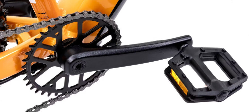 Rower elektryczny ROMET E-Rambler 1.0 U18 29 cali Pomarańczowo-grafitowy zbliżenie na korbę i kasetę korba PROWHEEL 38T o długości 170 mm wolobieg SHIMANO typu HG31 11-34T płynna i elastyczna jazda szeroki zakres przełożeń komfortowa kadencja na prostych odcinkach lepsza kontrola nad rowerem większa efektywność pedałowania
