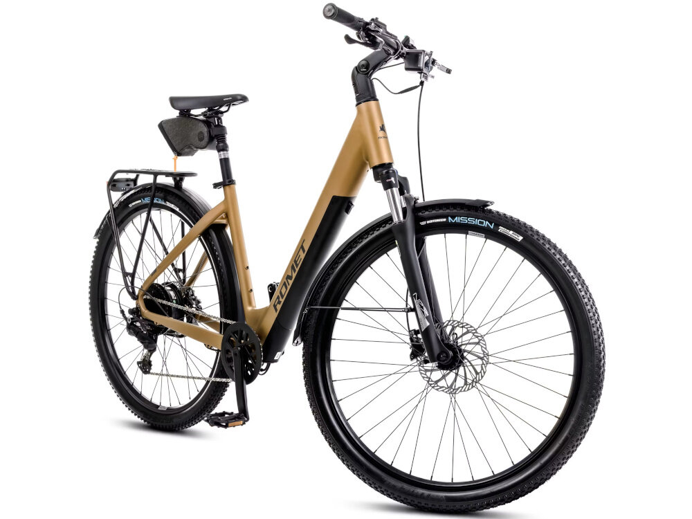 Rower elektryczny ROMET E-Modeco SUV 1.0 AN U17 28 cali Złoty rower na białym tle widoczny od przodu pod skosem uniwersalny rower elektryczny środek codziennego transportu opcja dosłownie dla każdego wymaga on również pracy mięśni nóg elektryczny układ napędowy działa tu niejako równolegle