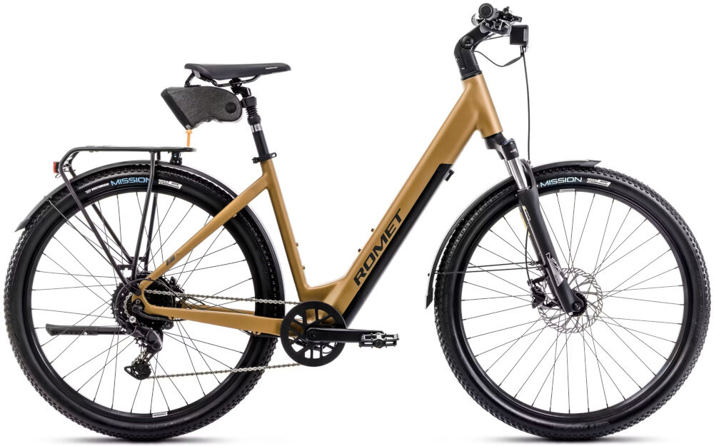 Rower elektryczny ROMET E-Modeco SUV 1.0 AN U17 28 cali Złoty rower na białym tle widoczny z boku wytrzymały, bezszczotkowy silnik marki BAFANG M200 65 Nm silnik o mocy 250 W cicha i wydajna praca umiejscowienie w tylnej piaście