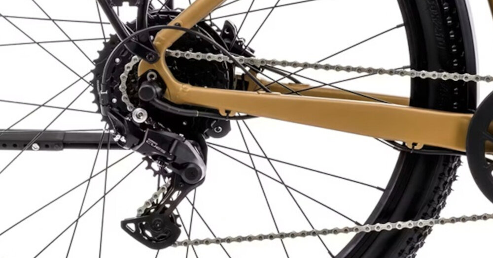 Rower elektryczny ROMET E-Modeco SUV 1.0 AN U17 28 cali Złoty zbliżenie na przerzutkę manetki SHIMANO typu CUES SL-U4010-9R 9 biegów tylna przerzutka SHIMANO CUES niewiarygodnie płynna i szybka zmiana przełożeń wytrzymałość