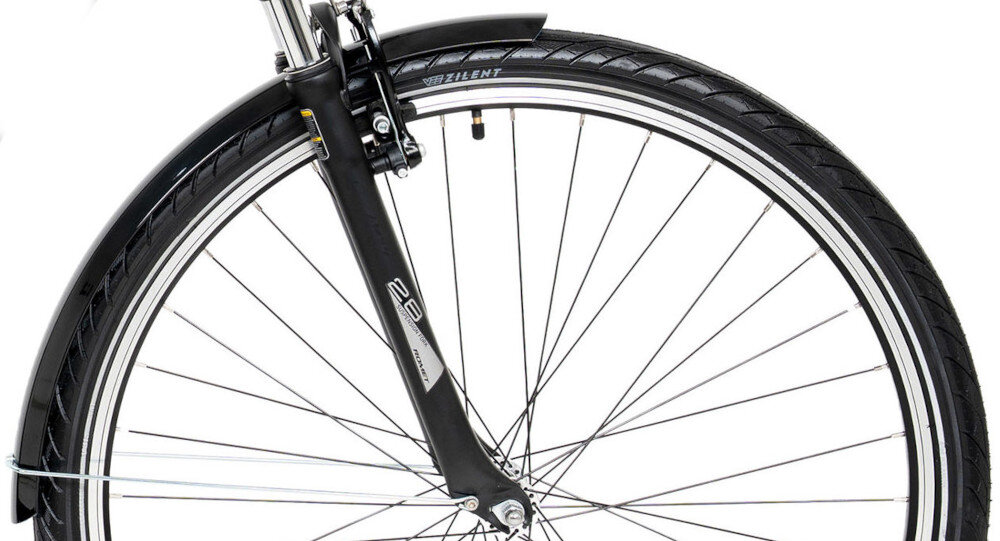 Rower trekkingowy ROMET Wagant 1.0 M19 28 cali męski Czarny zbliżenie na przednie koło rozmiar koła 28 cali łatwo jest pokonać różne przeszkody duży kontakt koła z podłożem szerokie opony marki Vee Tire aluminiowe obręcze stabilne trzymanie opony regularne sprawdzanie ciśnienia powietrza wartość na bocznej części opony