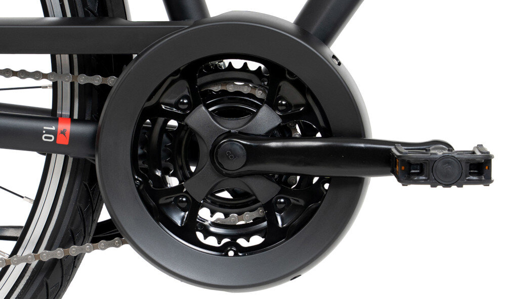 Rower trekkingowy ROMET Wagant 1.0 M19 28 cali męski Czarny zbliżenie na kasetę i korbę kaseta marki SHIMANO typu MF-TZ500 14-28T korba marki ROMET płynna zmiana przełożeń i łatwe dopasowanie siły pedałowania do warunków terenu przyjemność i efektywność