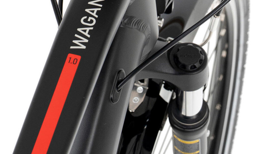 Rower trekkingowy ROMET Wagant 1.0 M19 28 cali męski Czarny zbliżenie na amortyzator widok z góry rower typu hardtail przedni amortyzator marki ROMET typ MDN721X-28 ze skokiem 50 mm skuteczne tłumienie drgań prosta konstrukcja wygoda bezpieczeństwo