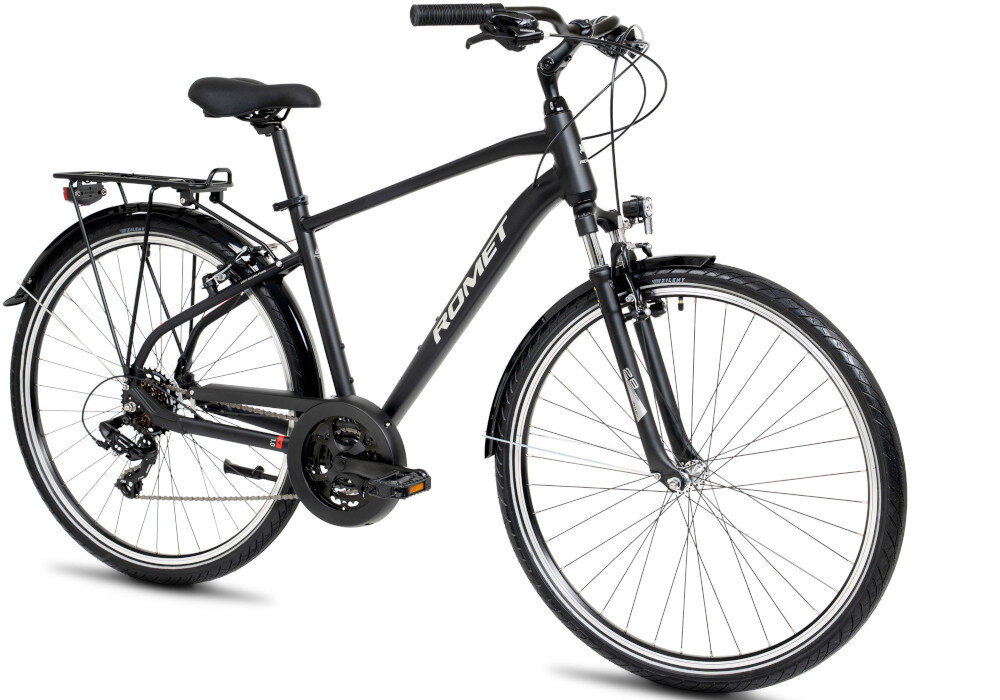 Rower trekkingowy ROMET Wagant 1.0 M21 28 cali męski Czarny rower na białym tle widoczny od przodu pod skosem dla mężczyzn jazda po asfalcie, jak i po nieutwardzonych drogach trekkingowa geometria jazda w niemęczącej, naturalnej – wyprostowanej pozycji