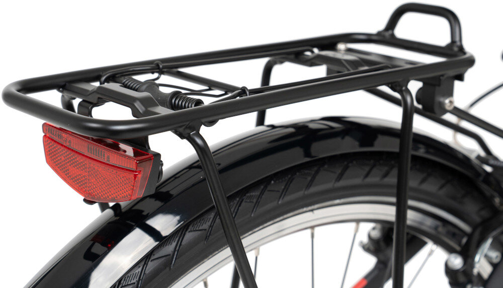 Rower trekkingowy ROMET Wagant 1.0 M21 28 cali męski Czarny bagażnik na białym tle praktyczny bagażnik o solidnej konstrukcji wygodny i bezpieczny montaż dodatkowych akcesoriów składana stopka zamontowana w centralnym punkcie ciężkości stabilność podczas postoju