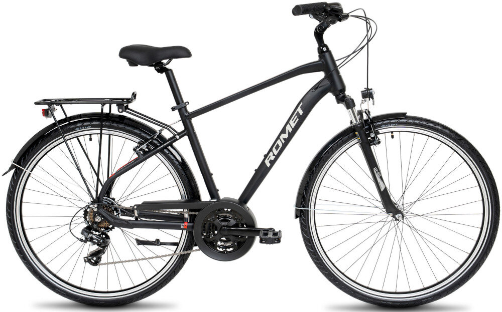 Rower trekkingowy ROMET Wagant 1.0 M21 28 cali męski Czarny rower na białym tle widoczny z boku solidne błotniki osłona łańcucha chronią ubranie przed błotem, wodą i zabrudzeniami ułatwiają też utrzymanie roweru w czystości komfort codziennych dojazdów i rekreacyjnych wycieczek