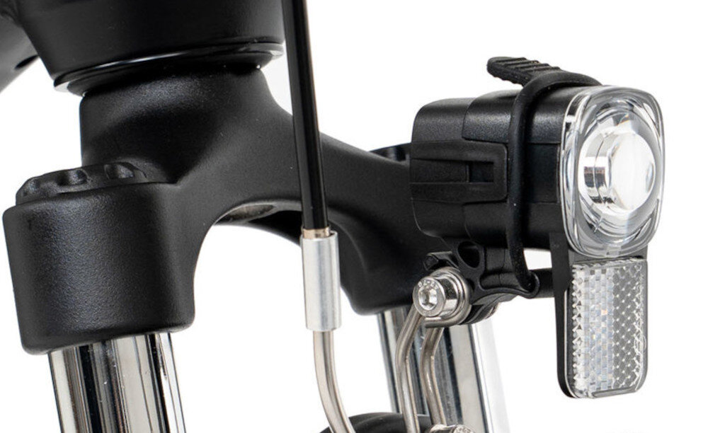 Rower trekkingowy ROMET Wagant 1.0 M21 28 cali męski Czarny zbliżenie na przednią lampę bezpieczeństwo oświetlenie przednie i tylne oświetlenie LED