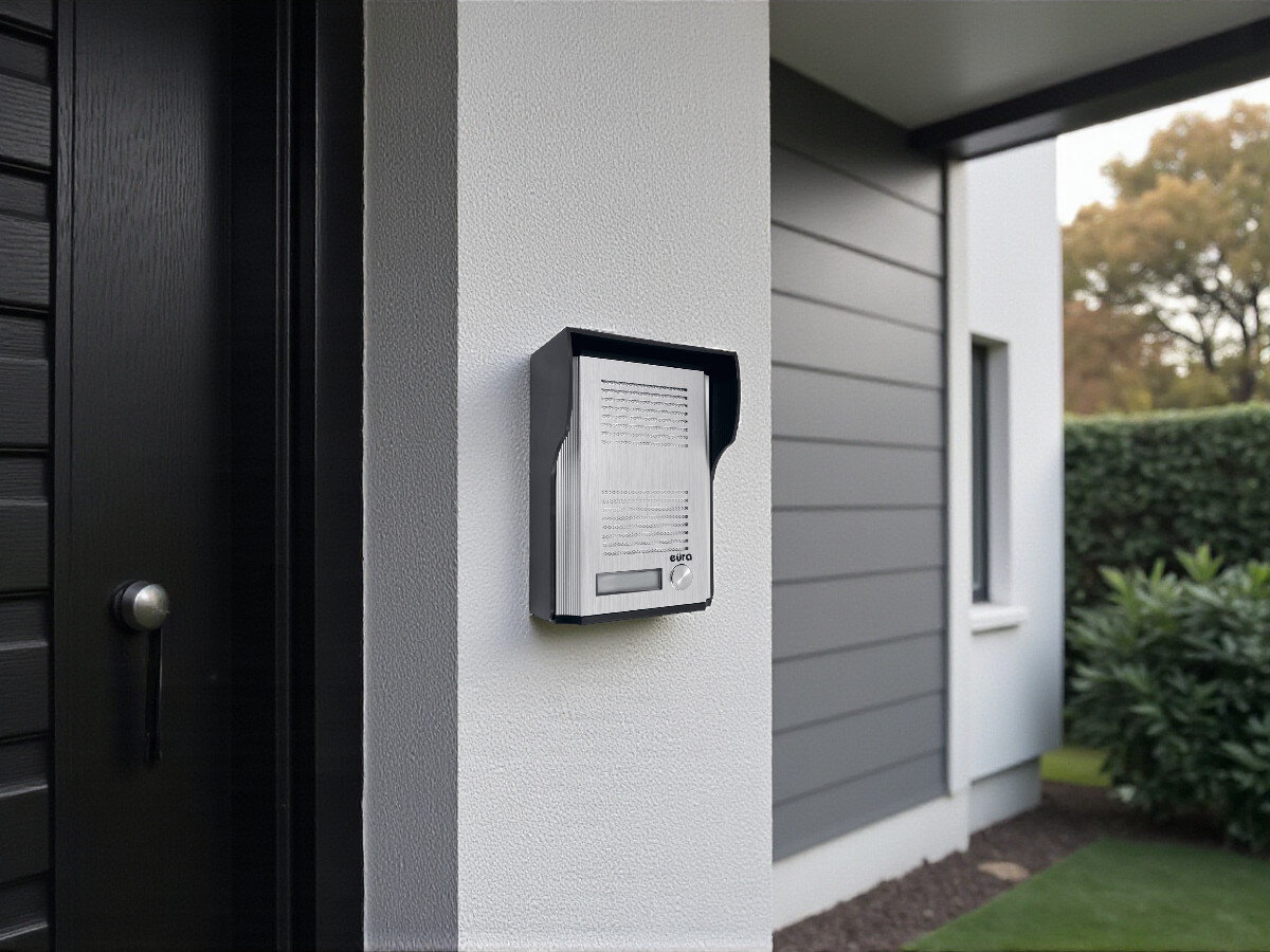 Zestaw domofonowy EURA Remoto ADP-41A3 Biały, obsługa, zdalne sterowanie, Kobieta przy bramie, otwiera bramkę, obok osoba obsługuje domofon ze słuchawką