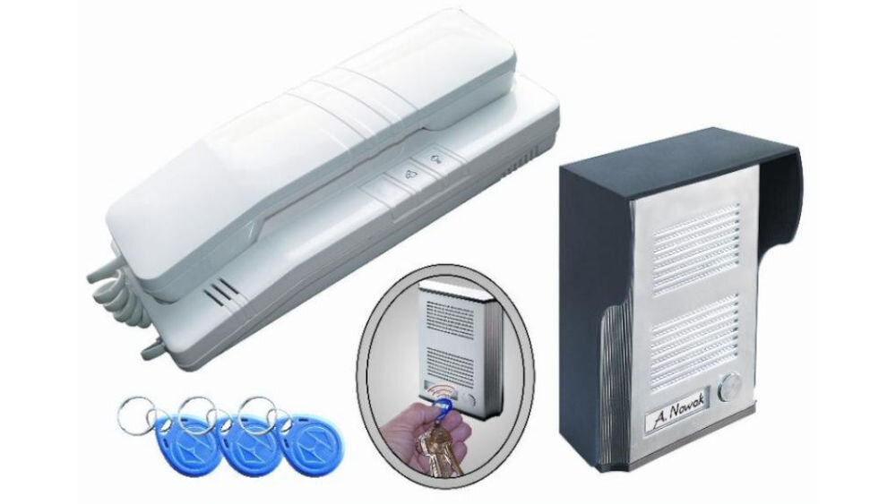 Zestaw domofonowy EURA Remoto ADP-41A3 Biały, brelok, przycisk, komfort, sterowanie, Dłoń kieruje brelok w stronę domofonu, obok słuchawka z interkomem