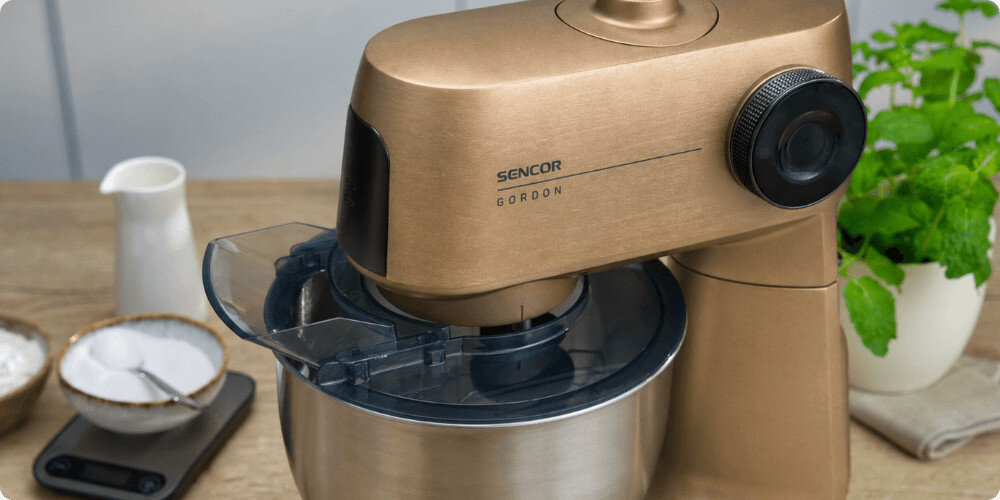 Robot kuchenny planetarny SENCOR STM 7630R 1500W z odłączaną wagą zdjęcie lifestyle 3 wyjścia napędu końcówki do ubijania, mieszania i wyrabiania ciasta przystawki do mielenia mięsa, przygotowywania kiełbas czy tarcia warzyw