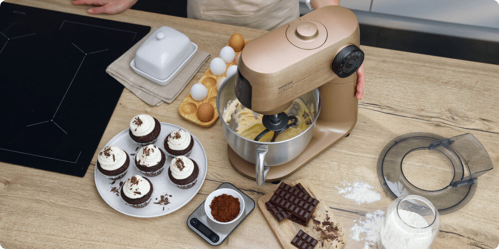 Robot kuchenny planetarny SENCOR STM 7630R 1500W z odłączaną wagą zdjęcie lifestyle Na lata system metalowych przekładni pracuje pewnie, cicho i skutecznie