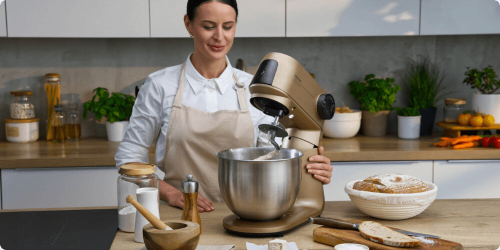 Robot kuchenny planetarny SENCOR STM 7630R 1500W z odłączaną wagą  zdjęcie lifestyle wygoda przygotowań Pojemna misa o pojemności 5,5 l wykonywanie różnorodnych zadań 
