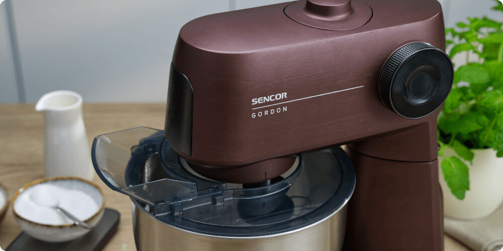 Robot kuchenny planetarny SENCOR STM 7632WP 1500W z odłączaną wagą zdjęcie lifestyle 3 wyjścia napędu końcówki do ubijania, mieszania i wyrabiania ciasta przystawki do mielenia mięsa, przygotowywania kiełbas czy tarcia warzyw