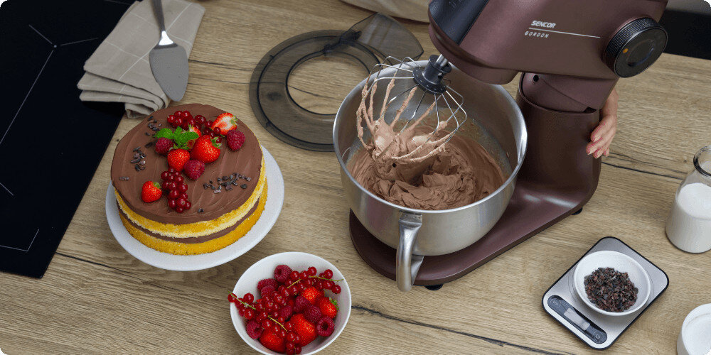 Robot kuchenny planetarny SENCOR STM 7632WP 1500W z odłączaną wagą zdjęcie lifestyle Na lata system metalowych przekładni pracuje pewnie, cicho i skutecznie