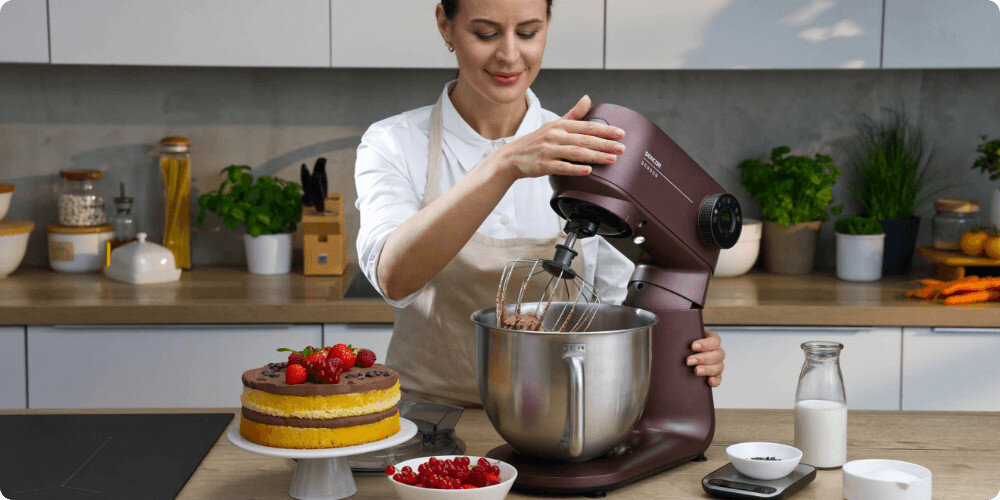 Robot kuchenny planetarny SENCOR STM 7632WP 1500W z odłączaną wagą  zdjęcie lifestyle wygoda przygotowań Pojemna misa o pojemności 5,5 l wykonywanie różnorodnych zadań 