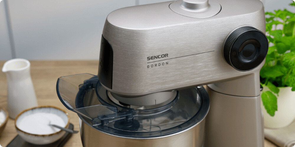 Robot kuchenny planetarny SENCOR STM 7651WS  1500W z odłączaną wagą zdjęcie lifestyle 3 wyjścia napędu końcówki do ubijania, mieszania i wyrabiania ciasta przystawki do mielenia mięsa, przygotowywania kiełbas czy tarcia warzyw