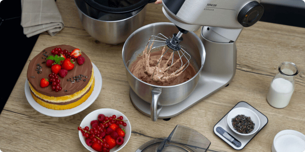 Robot kuchenny planetarny SENCOR STM 7651WS  1500W z odłączaną wagą zdjęcie lifestyle Na lata system metalowych przekładni pracuje pewnie, cicho i skutecznie