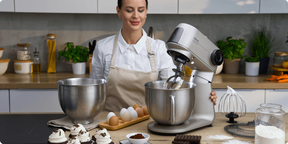 Robot kuchenny planetarny SENCOR STM 7651WS  1500W z odłączaną wagą  zdjęcie lifestyle wygoda przygotowań Pojemna misa o pojemności 5,5 l wykonywanie różnorodnych zadań 
