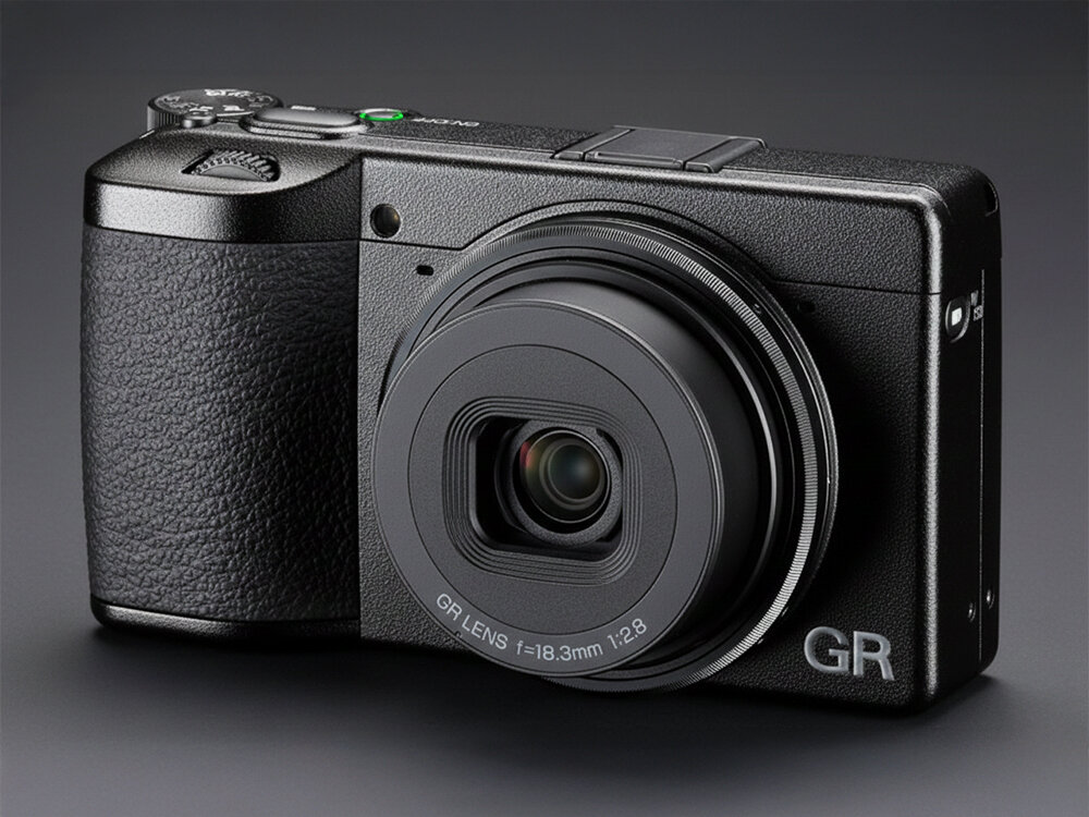 Aparat RICOH GR IV kompaktowy aparat kieszonkowy do fotografii ulicznej, minimalistyczny design, mobilność