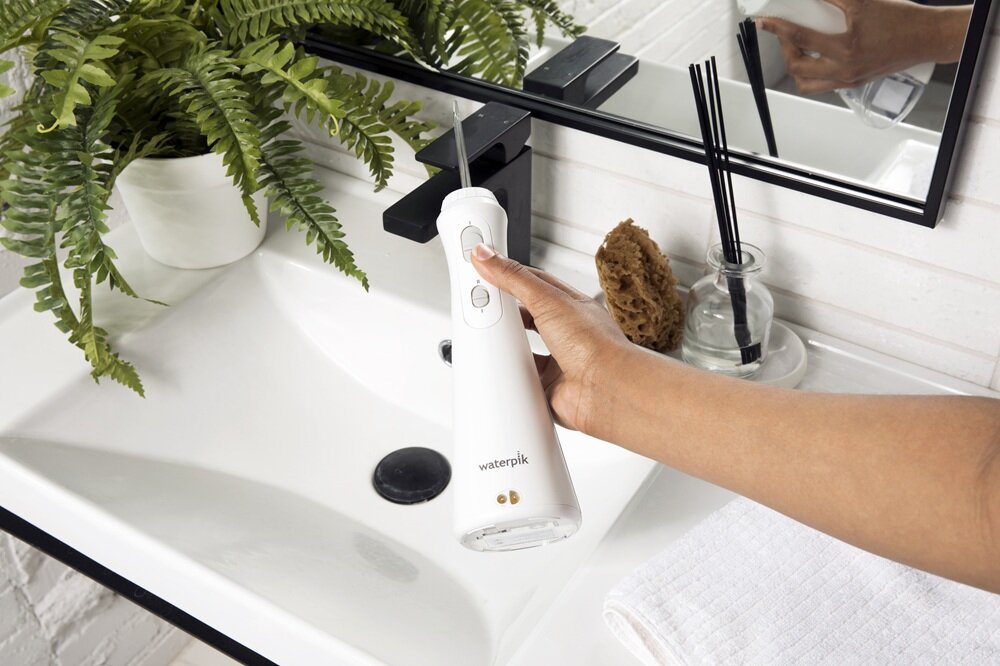 Irygator WATERPIK WP-490 bardzo ciche urządzenie, ładowanie kablem, przenośny, do mniejszych łazienek