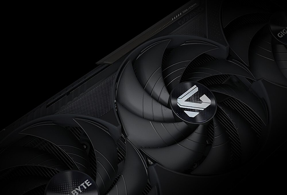 Karta graficzna GIGABYTE GeForce RTX 5090 Gaming OC 32GB Zbliżenie na wentylatory Hawk z aerodynamicznym kształtem łopatek i subtelnym logotypem producenta