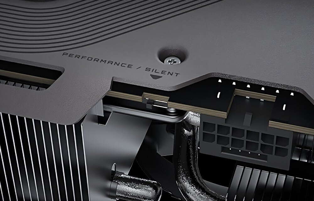 Karta graficzna GIGABYTE GeForce RTX 5090 Gaming OC 32GB Zbliżenie na złącze zasilania z podświetlonym wskaźnikiem pracy i oznaczeniami BIOS Performance/Silent