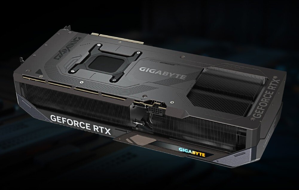 Karta graficzna GIGABYTE GeForce RTX 5090 Gaming OC 32GB Metalowa osłona ochronna z oznaczeniami GeForce RTX i otworami wentylacyjnymi