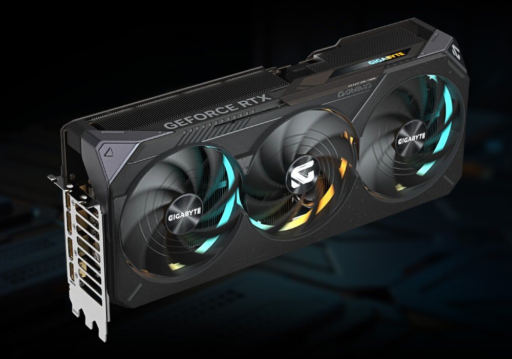 Karta graficzna GIGABYTE GeForce RTX 5090 Gaming OC 32GB Widok całej karty graficznej pod kątem, z podświetlanymi wentylatorami i masywną konstrukcją chłodzenia