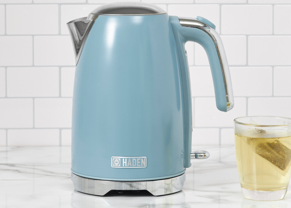 Czajnik HADEN Brighton HAD211842 Niebieski Precyzyjne dozowanie wody skala litrowa oznaczenie liczby filiżanek ilość wody odmierzanie