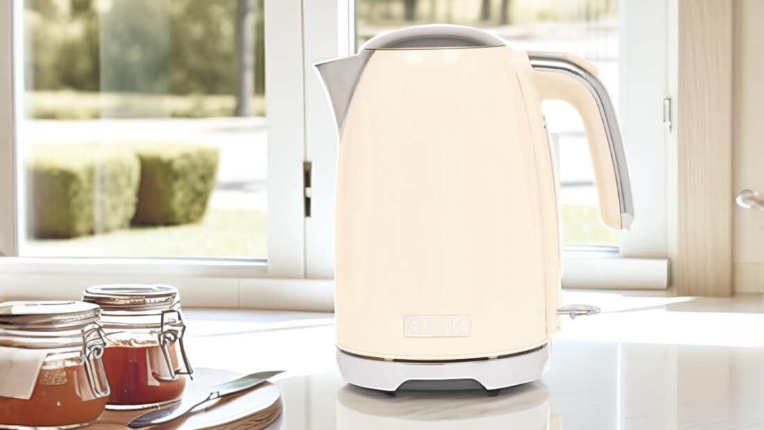 Czajnik HADEN Brighton HAD211842 Niebieski Wygoda w codziennym użytkowaniu Obrotowa podstawa 360° zwijany kabel Ergonomiczny uchwyt wygodne nalewanie antypoślizgowe nóżki