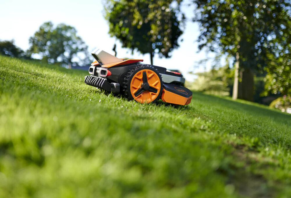 Robot koszący WORX Landroid Vision WR202E robot na trawie jedzie pod górkę koszenie trawnika na pochyłościach o nachyleniu do 30° stabilna praca na stromych fragmentach równomierne koszenie na całej powierzchni