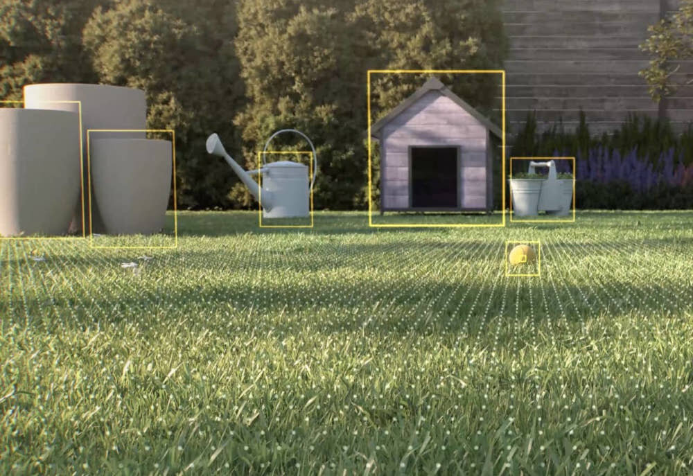 Robot koszący WORX Landroid Vision WR202E ogród doniczki buda koewka na trawie zazaczone obiekty w żółtych kwadratach czujniki wykrywające deszcz przeszkody i podnoszenie klasa odporności IPX4 ochrona przed zachlapaniem blokada PIN bezpieczne użytkowanie