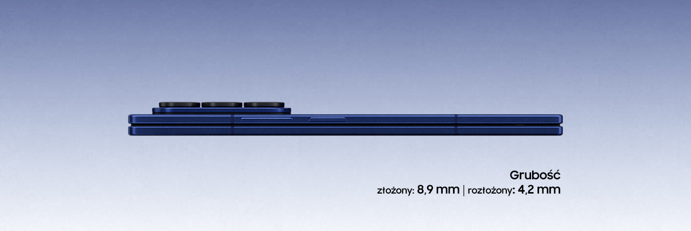 Galaxy Z Fold7 widziane jest poziomo z boku. Światło przebija się przez szczelinę w miejscu złożenia urządzenia, które obraca się i otwiera, ukazując rozległy ekran główny. Urządzenie ponownie obraca się do pozycji poziomej i zamyka.