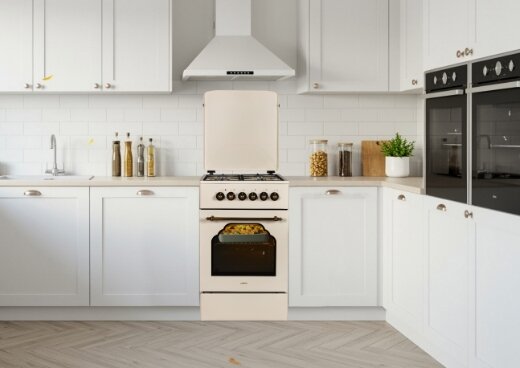 Kuchnia gazowo-elektryczna w zabudowie kuchennej z podniesioną pokrywą płyty.