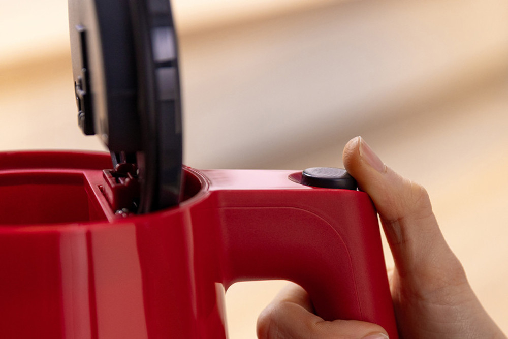 Czajnik BOSCH MyMoment TWK1M124  Otwieranie pokrywy jedno naciśnięcie łatwe napełnienie