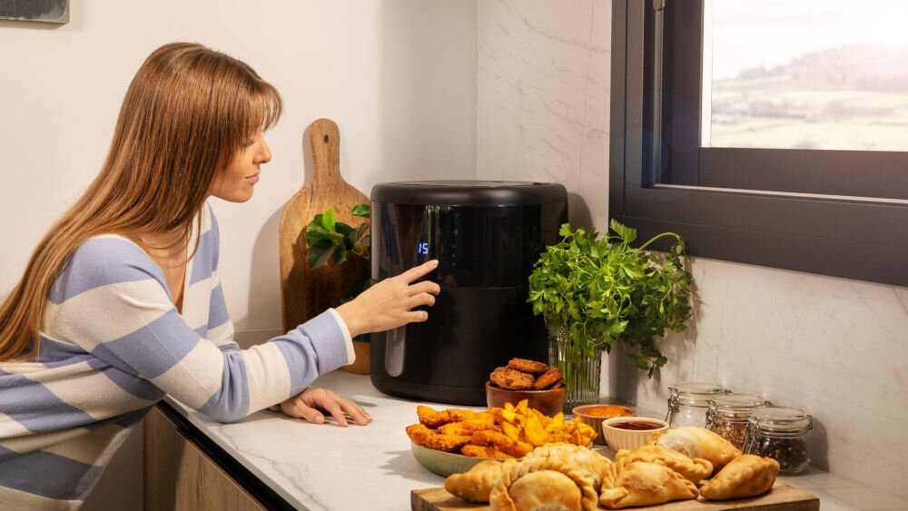 Frytkownica beztłuszczowa CECOTEC Cecofry Bombastik 6000 Air Fryer funkcjonalność minimalistyczny design elegancka prosta forma uniwersalny dodatek estetyka styl wygodne przygotowanie posiłków ozdabia służy praktycznym celom 