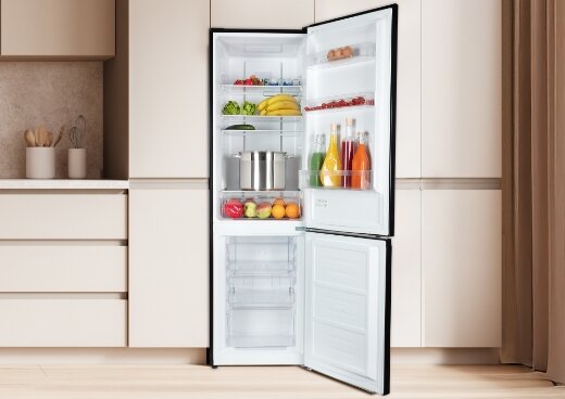 Lodówka z otwartymi drzwiami w zabudowie kuchennej.