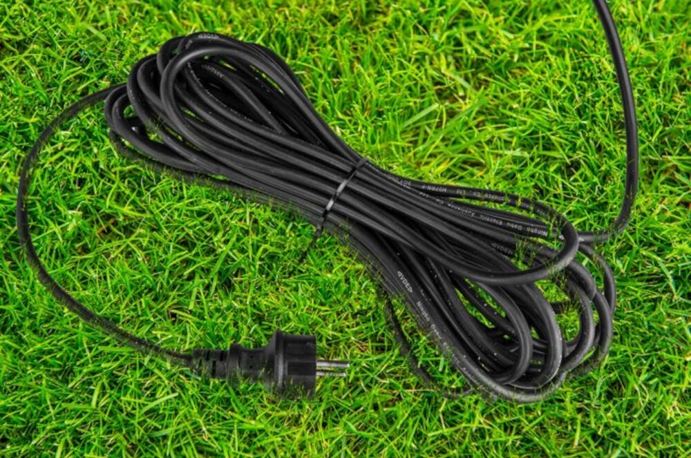 Pompa VERTO 52G449 silnik 900W maksymalna wydajność 7500 l/h pompowanie wody w temperaturze 35 stopni celcjusza długi miedziany przewód zasilający