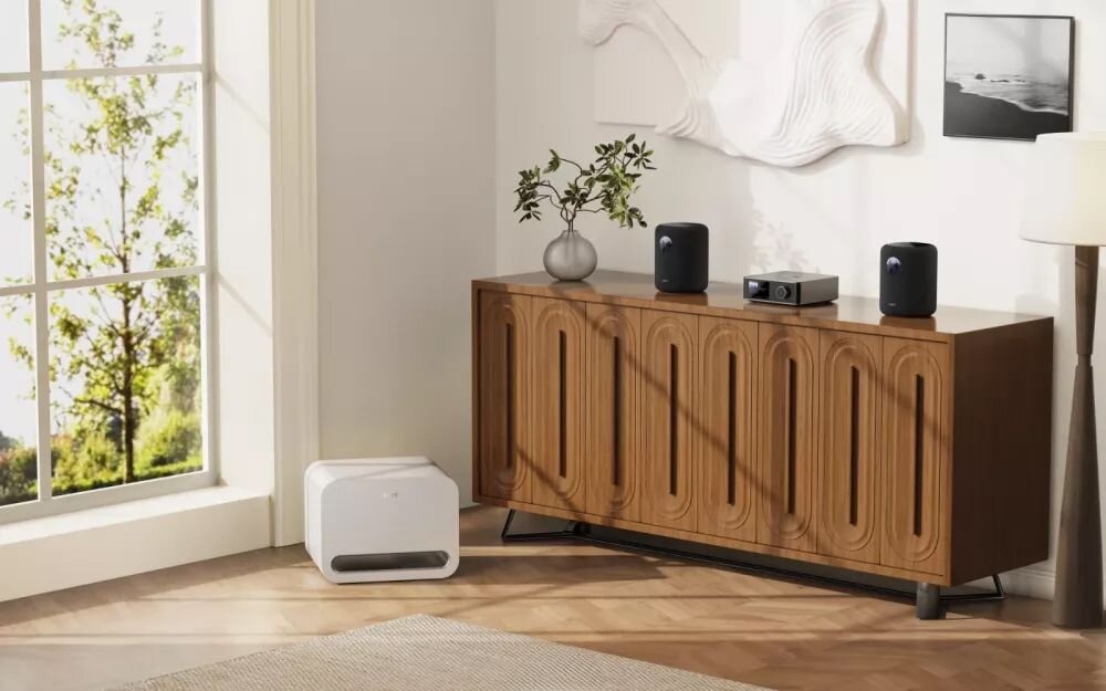 Subwoofer WIIM Sub Pro AI-driven Auto Room Correction kalibracja pomieszczenia, subwoofer stojący na podłodze w pomieszczeniu