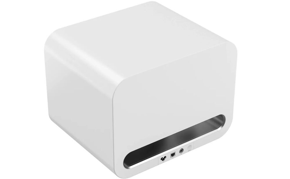 Subwoofer WIIM Sub Pro obudowa akustycznie zoptymalizowana tłumienie wibracji, subwoofer po skosie na białym tle