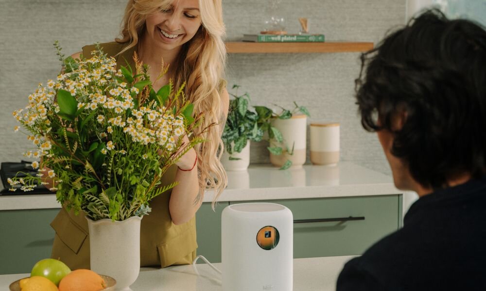 Głośnik multiroom WIIM Sound audio high-end DSP ekran dotykowy 1,8 cala Hi-Res 24-bit/192 kHz naturalna równowaga detale dynamika, głośnik stojący na stole w kuchni