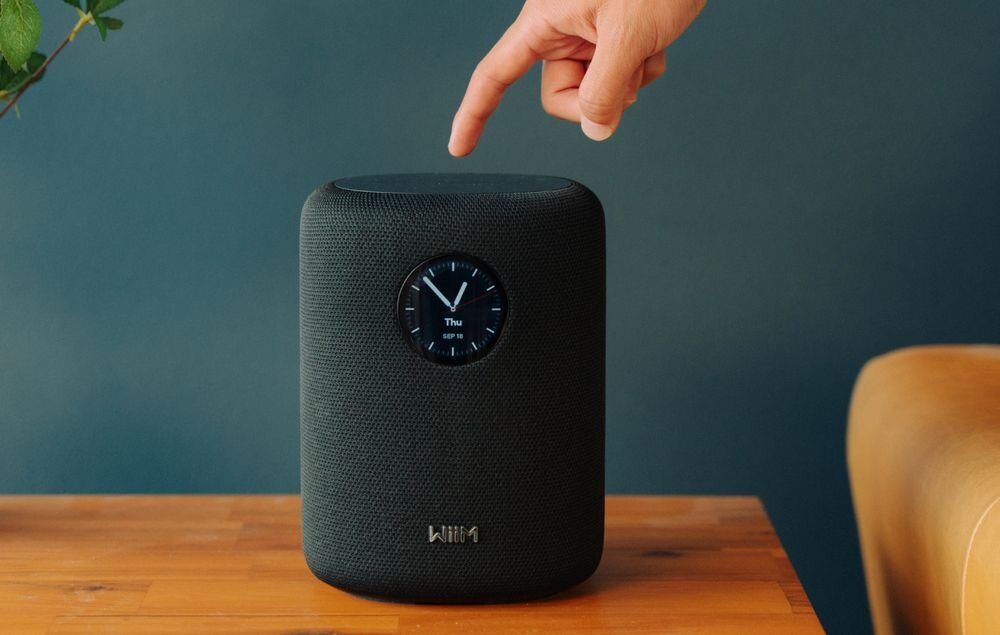 Głośnik multiroom WIIM Sound audio high-end DSP ekran dotykowy 1,8 cala Hi-Res 24-bit/192 kHz naturalna równowaga detale dynamika, głośnik stojący na stole w pomieszczeniu