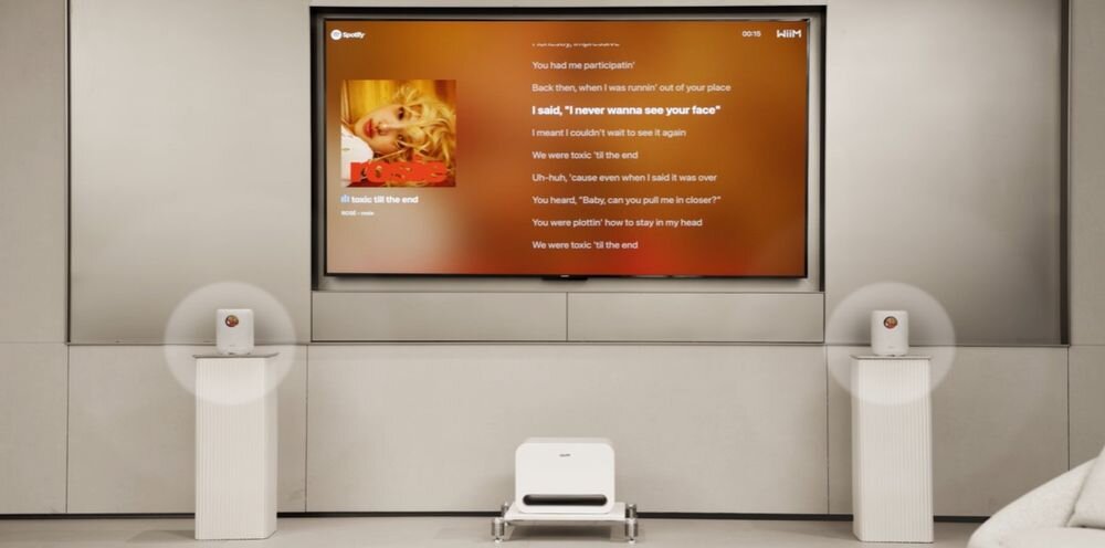 Głośnik multiroom WIIM Sound AI RoomFit automatyczna kalibracja analiza pomieszczenia optymalizacja brzmienia, głośniki stojące na podstawkach obok telewizora