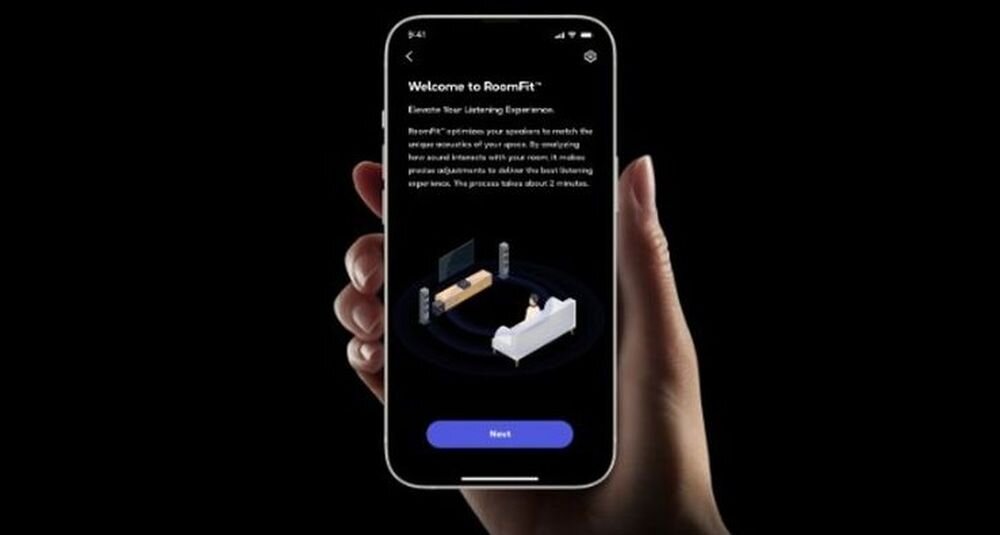 Głośnik multiroom WIIM Sound personalizacja sweet spot automatyczne dostosowanie barwa klarowność muzyki, ręka trzymająca smartofon